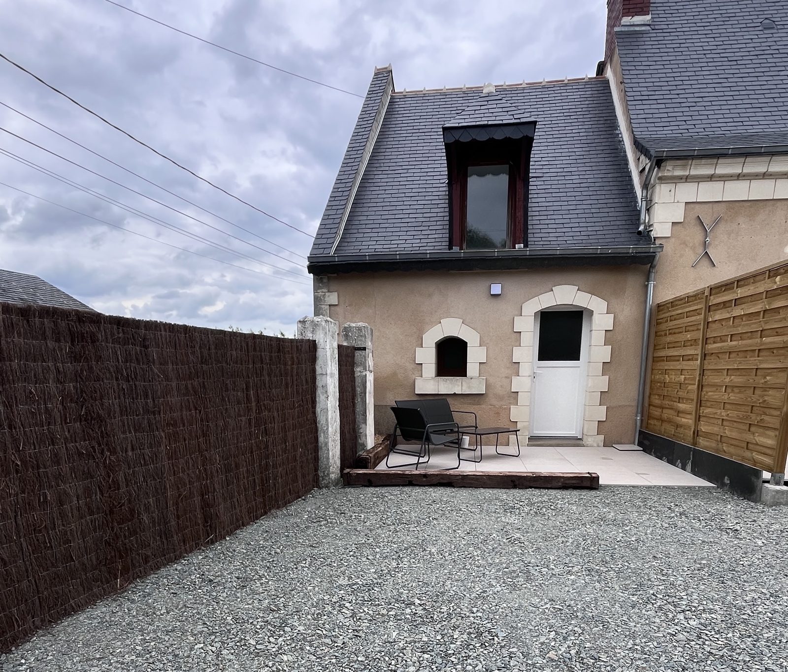La façade en tuffeau du Duo et sa terrasse